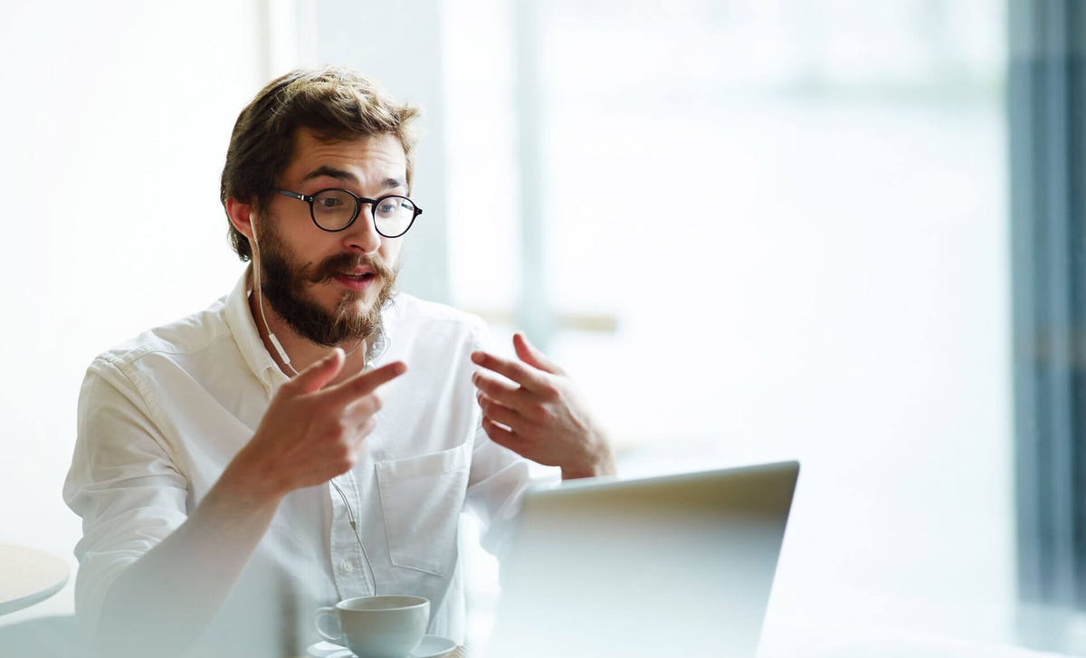 Clase de idiomas online con Berlitz México: hombre practicando conversación con profesor en tiempo real