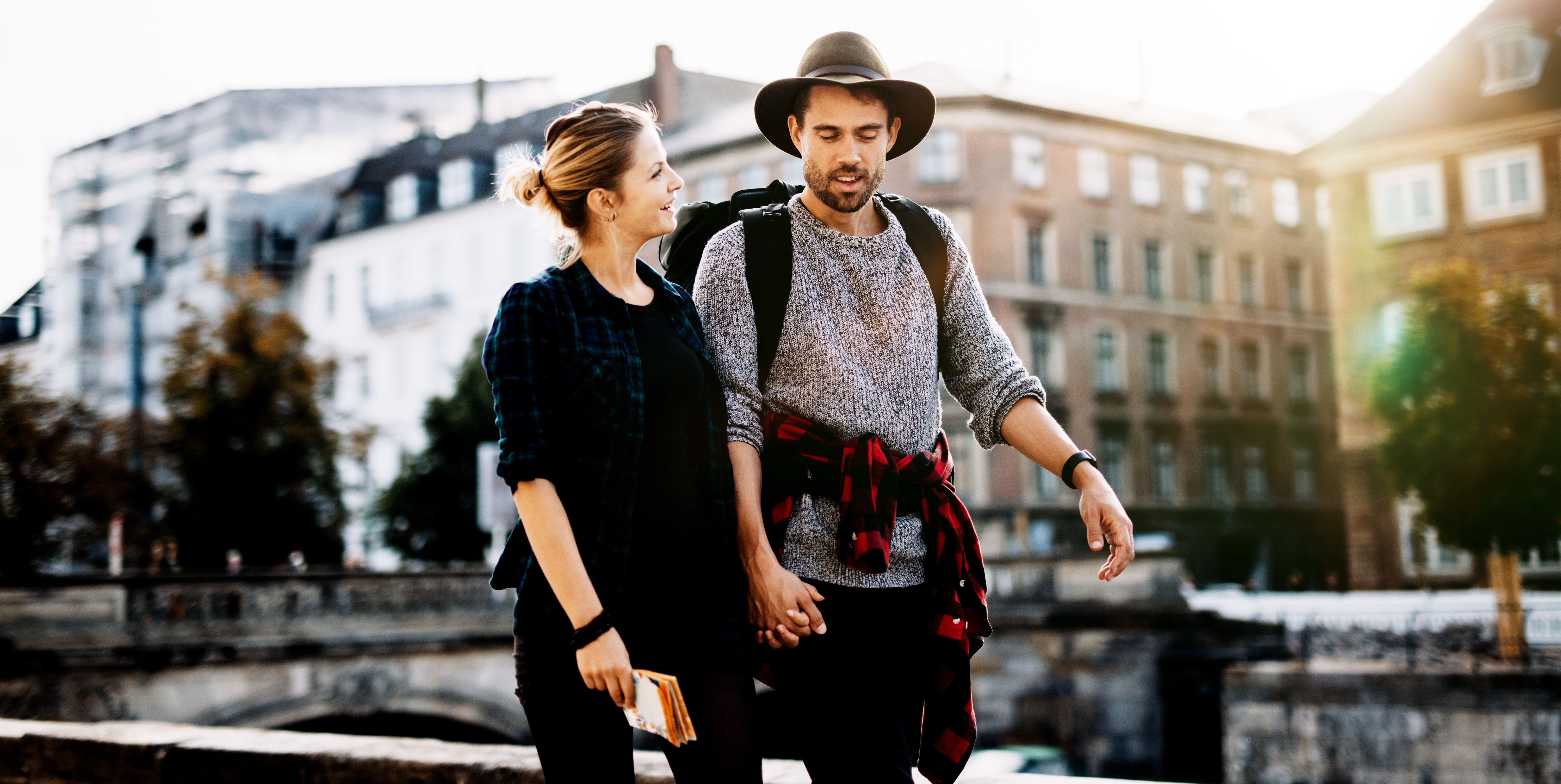 Dos adultos jóvenes de viaje por el mundo