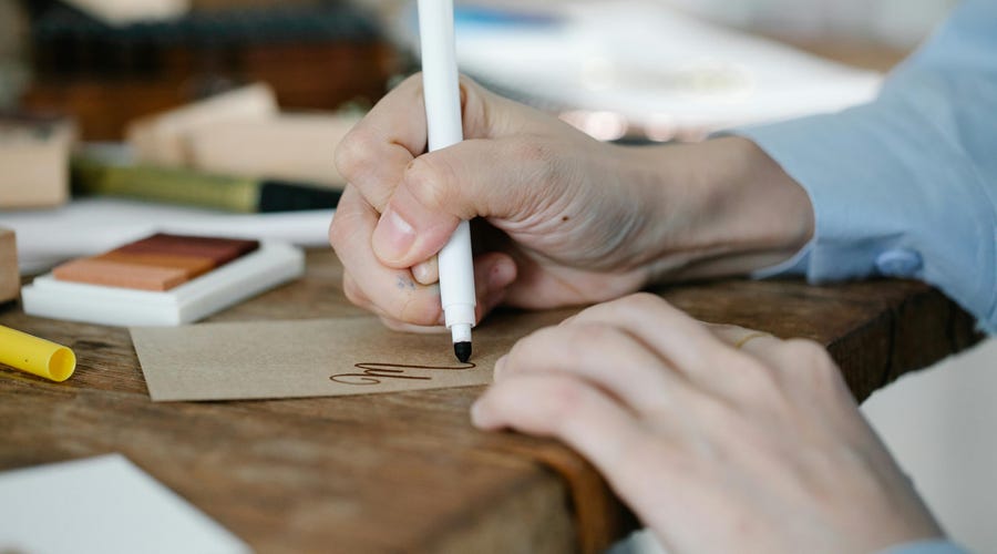 Persona escribiendo una carta formal en el idioma inglés para postularse a un empleo