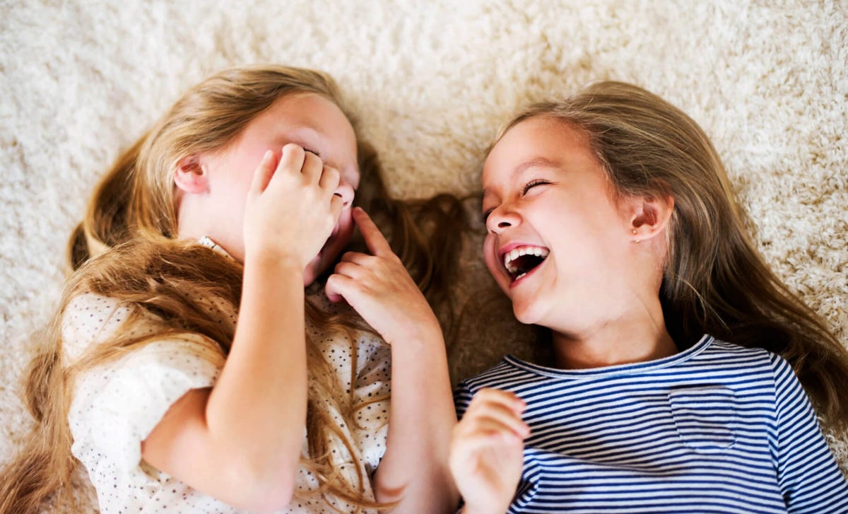 Niñas disfrutando del aprendizaje del inglés en un ambiente lúdico y positivo con Berlitz México