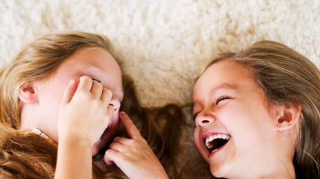 Niñas disfrutando del aprendizaje del inglés en un ambiente lúdico y positivo con Berlitz México