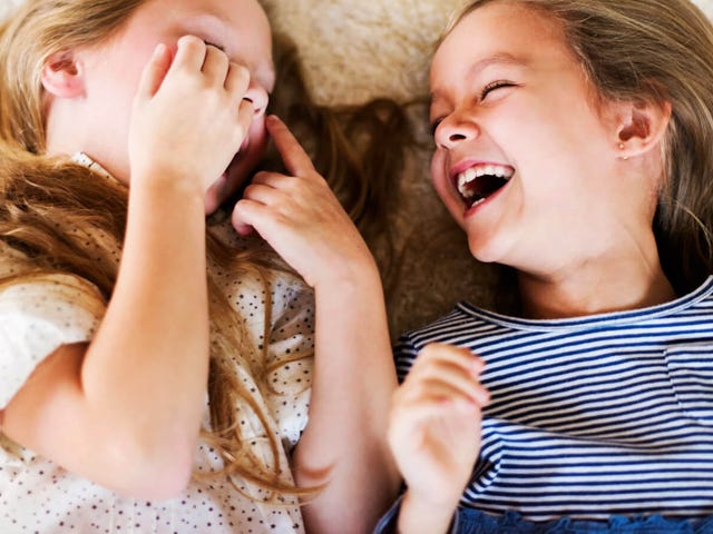 Niñas disfrutando del aprendizaje del inglés en un ambiente lúdico y positivo con Berlitz México