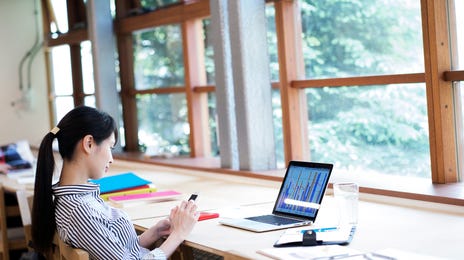 Mujer en exámenes de inglés y cursos de preparación