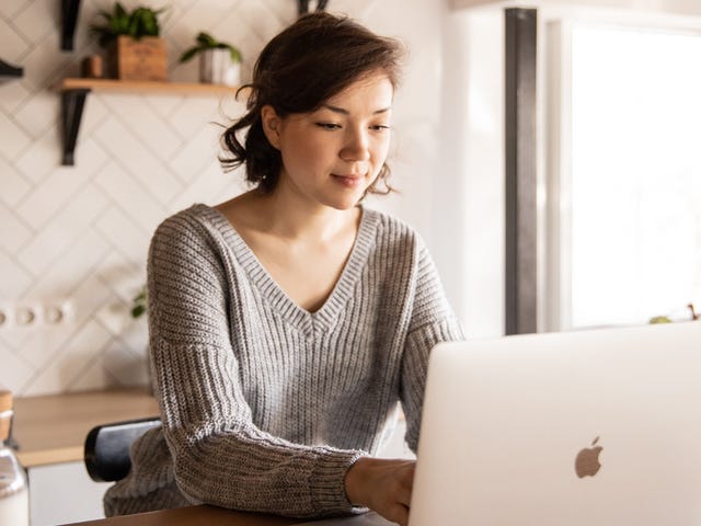 Mujer aprendiendo inglés rápido con Berlitz