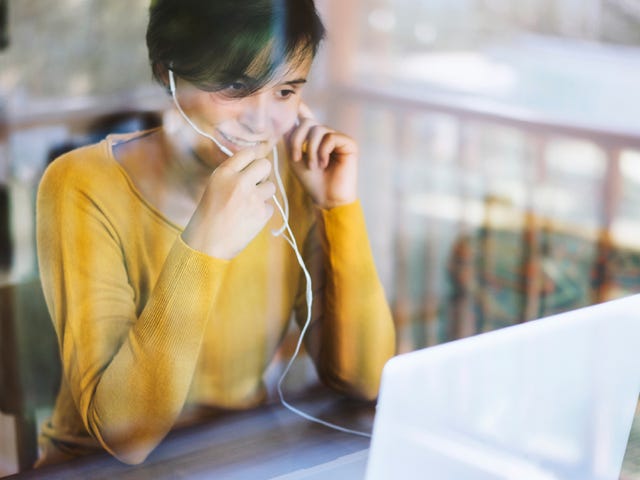 Mujer mirando los descuentos de Berlitz México