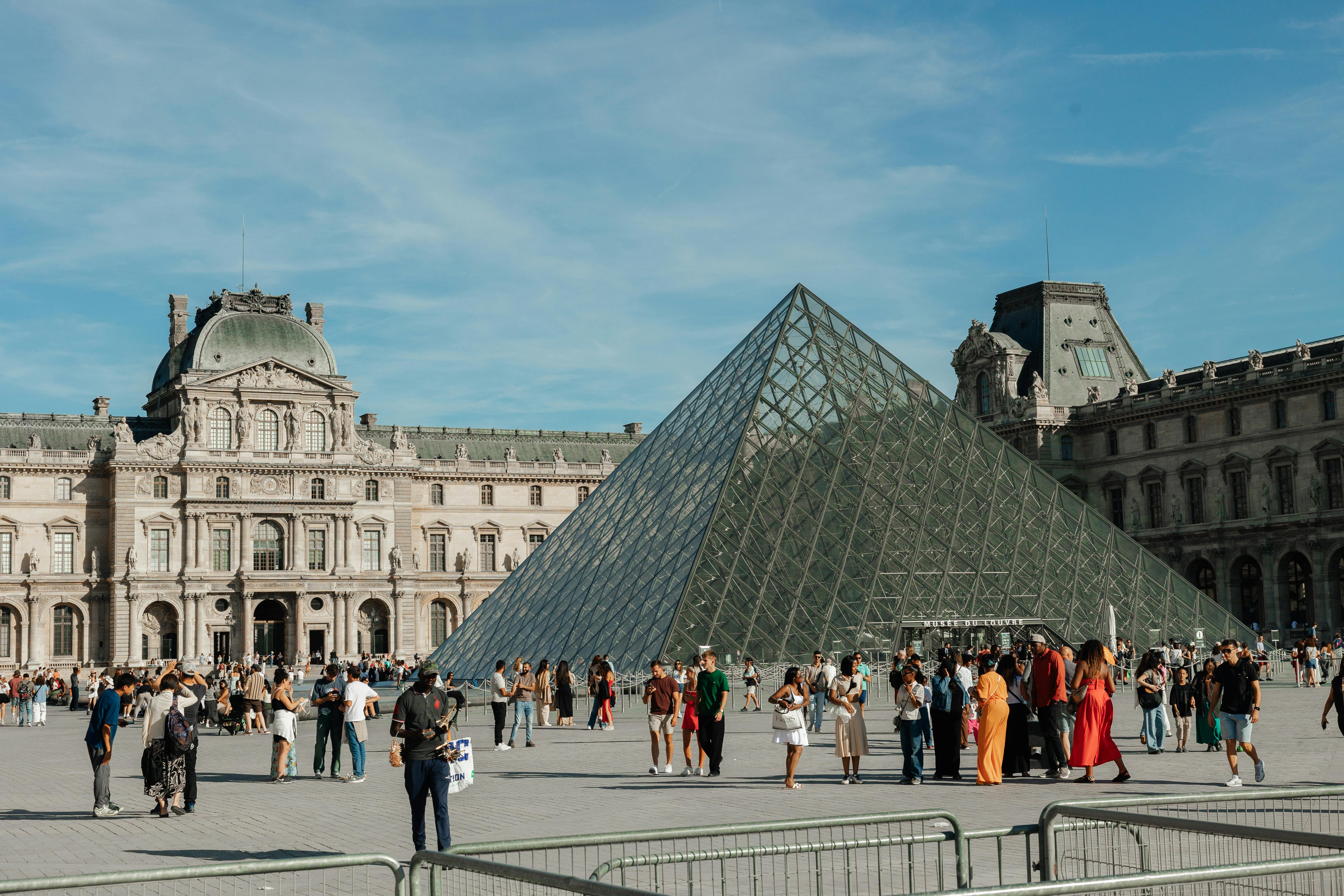 Personas caminando en París mientras piensan en estudiar con un curso de francés.