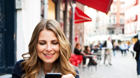 Mujer estudiando el idioma tailandés en su celular