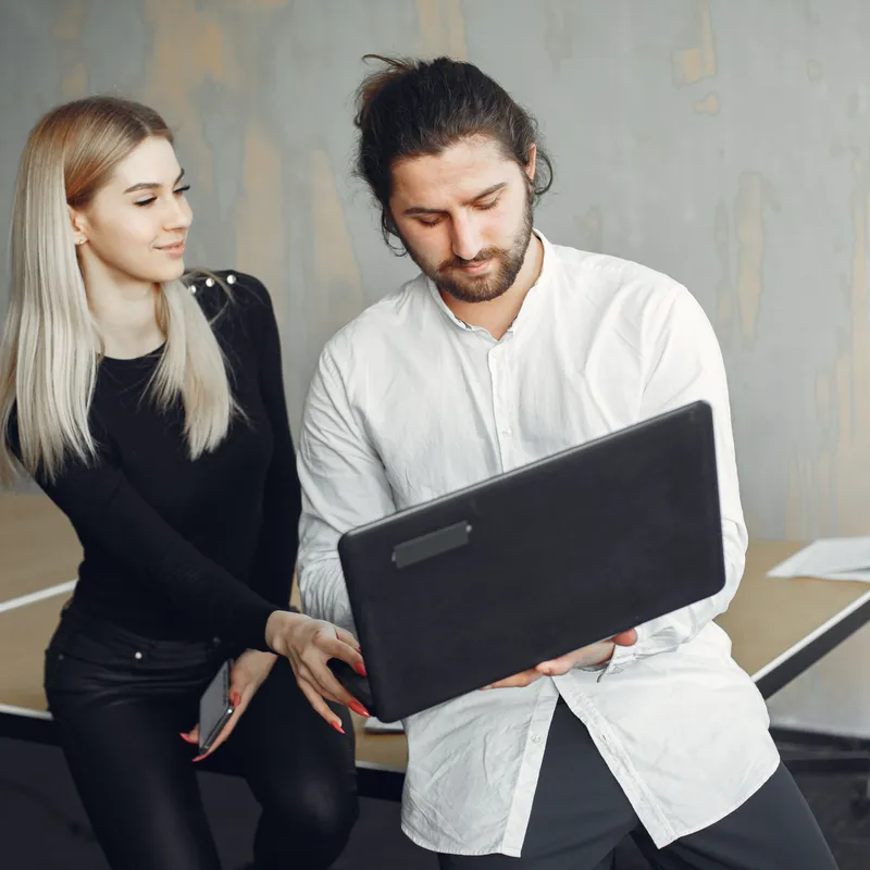 Dos adultos estudiando idiomas con la inteligencia artificial para lograr fluidez.