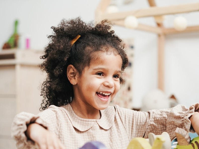 Nina con juguetes en inglés