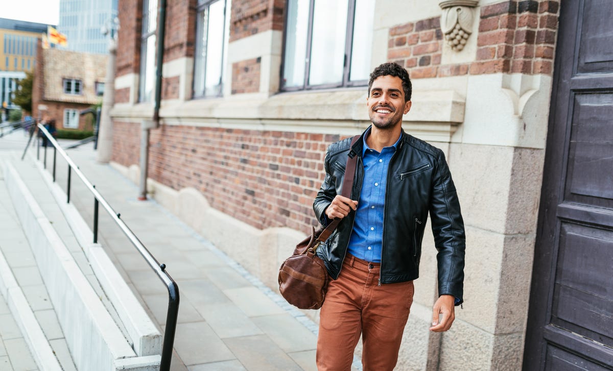 Un hombre caminando feliz por la calle