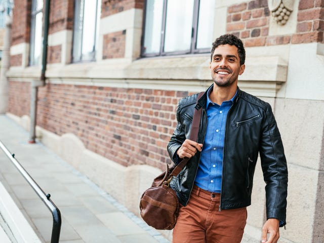 Un hombre caminando feliz por la calle