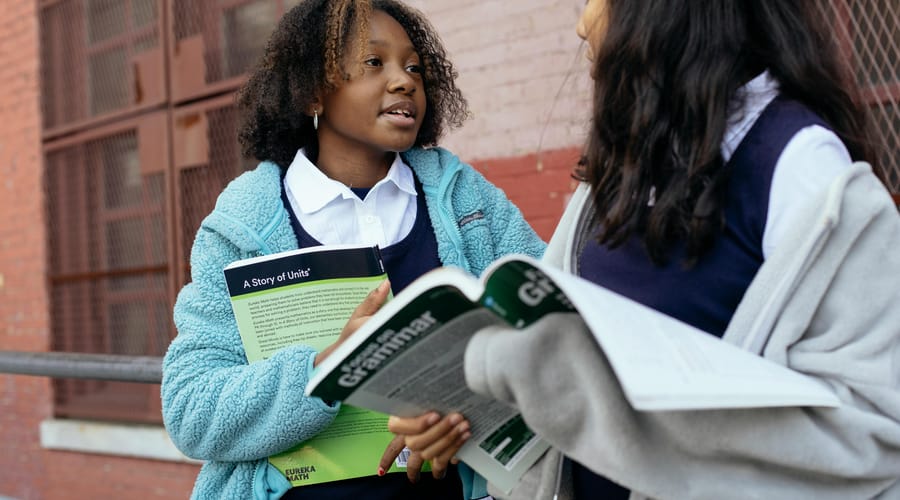 Dos niñas estudiando dynamic y stative verbs en inglés.