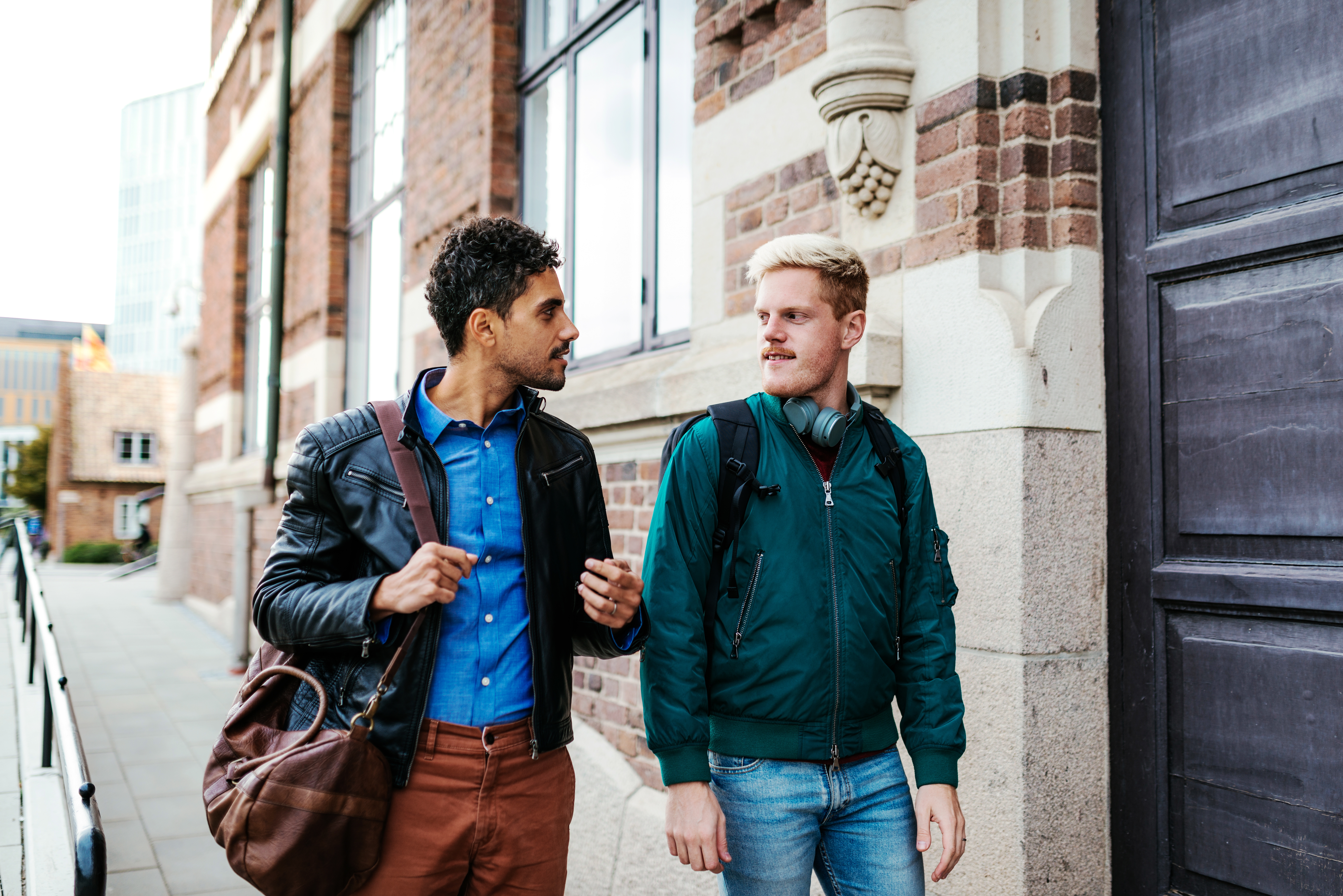 Estudiantes saliendo de los cursos de inglés intensivos