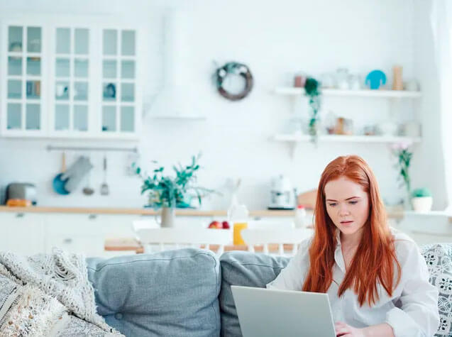 Estudiante realizando examen de idiomas en línea desde casa con Berlitz México