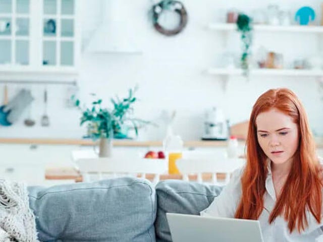 Estudiante realizando examen de idiomas en línea desde casa con Berlitz México