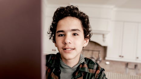 Niño en curso de inglés online para niños y adolescentes