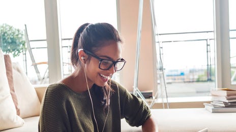 Mujer en autoestudio CyberTeachers Live Plus