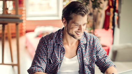 Hombre realizando prueba tu nivel de francés