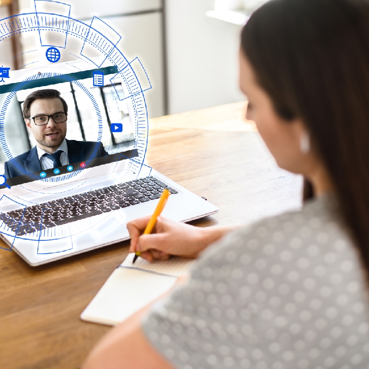 Mujer usando la plataforma virtual de autoaprendizaje de idiomas
