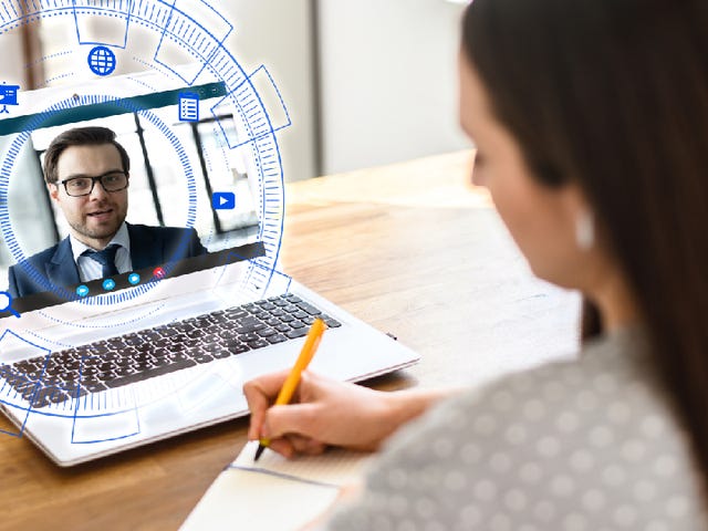 Mujer usando la plataforma virtual de autoaprendizaje de idiomas