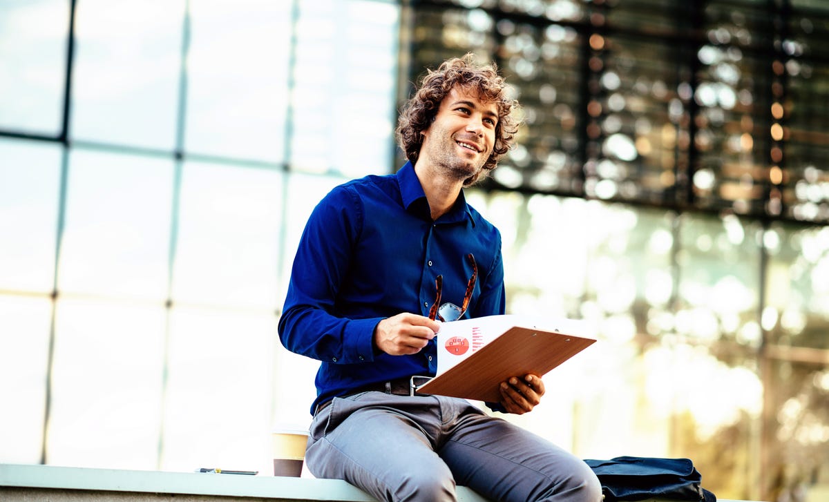 Hombre contento sentado en un espacio abierto