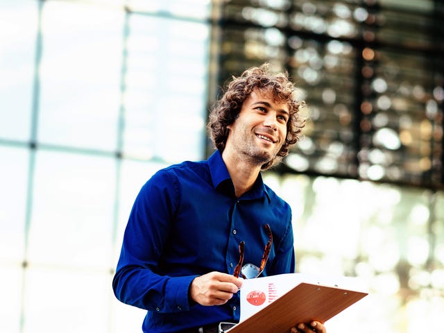 Hombre contento sentado en un espacio abierto