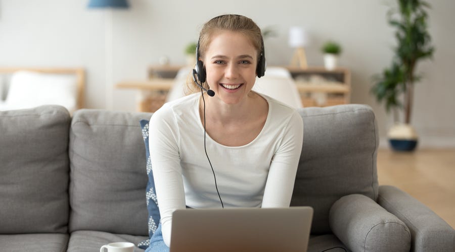 Mujer alegre haciendo home office
