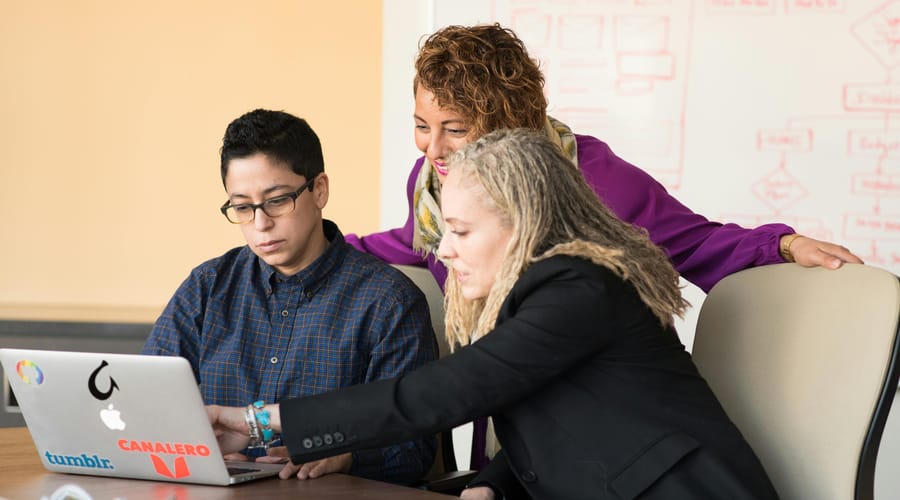 Equipo estudiando vocabulario de ingeniero en inglés.