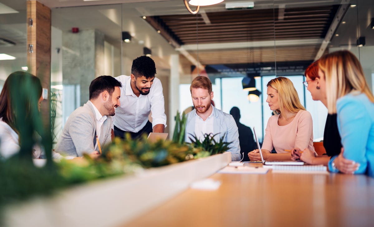 Compañeros de trabajo reunidos en una sala de juntas