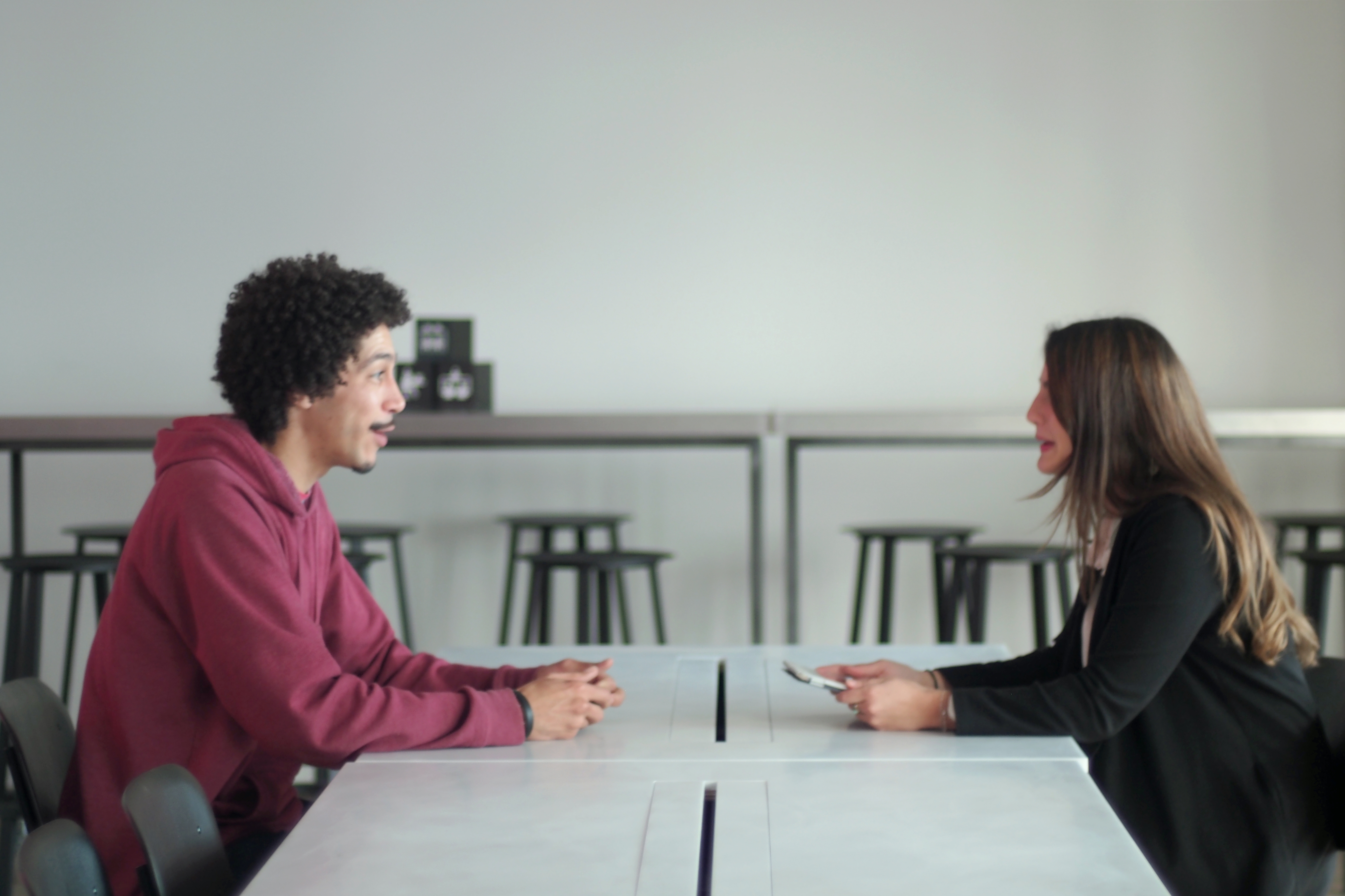 Mujer aprendiendo alemán con un profesor privado