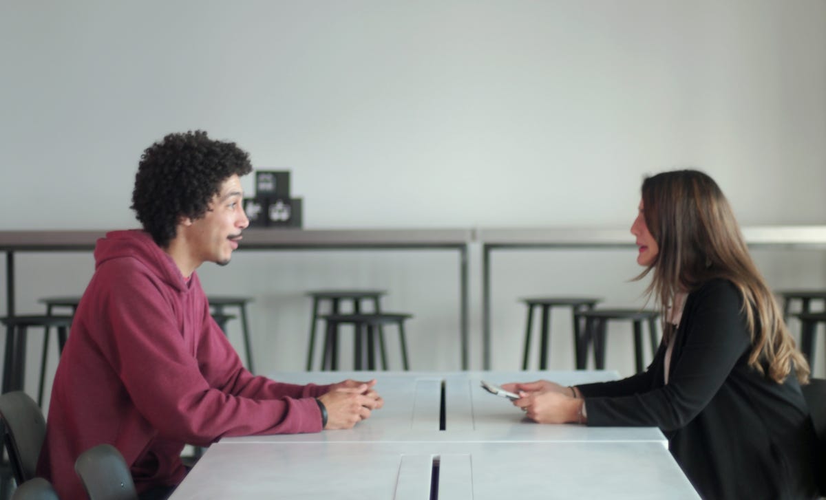 Mujer aprendiendo alemán con un profesor privado