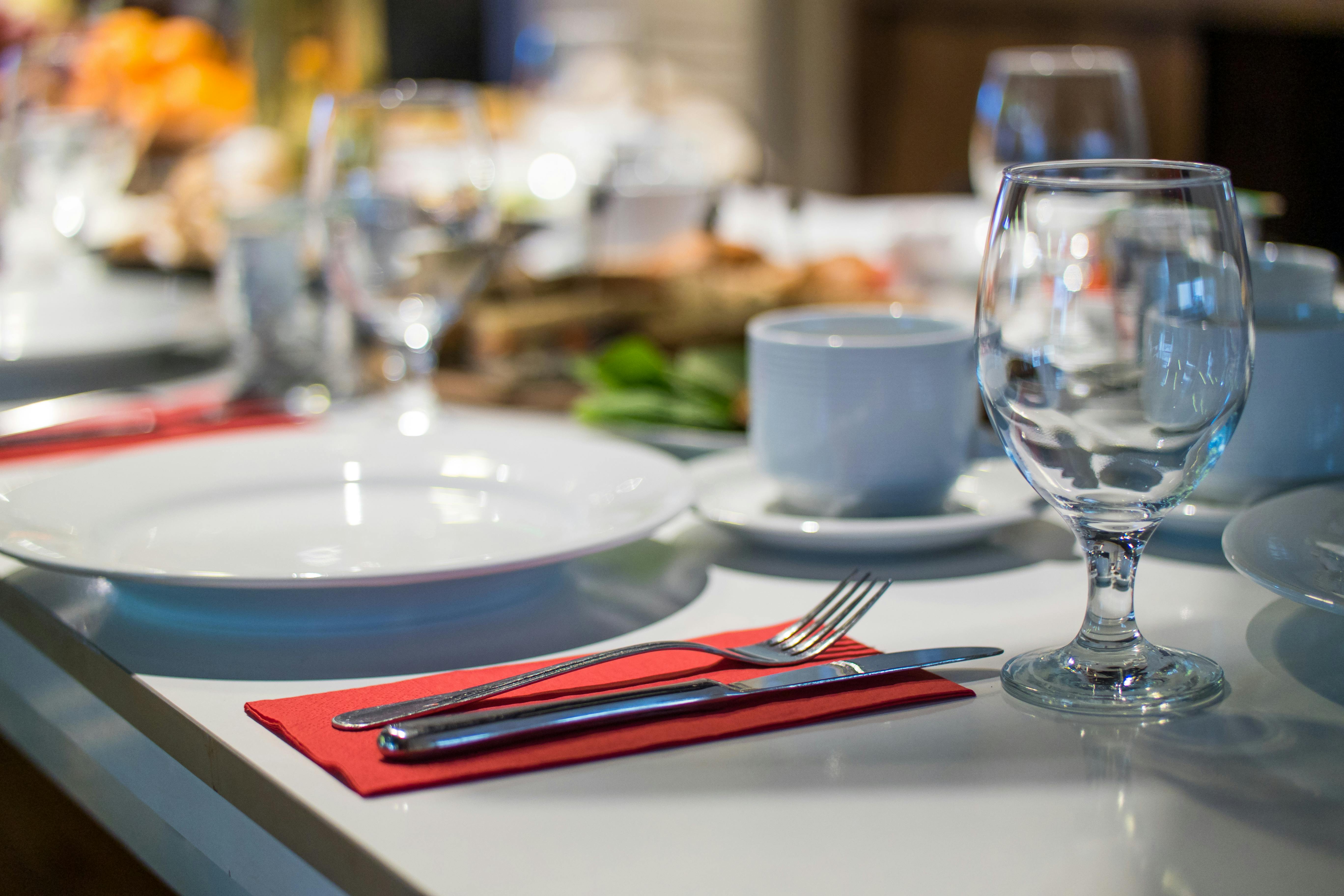 Foto_de_mesa_de_un_restaurante_en_inglés.jpg