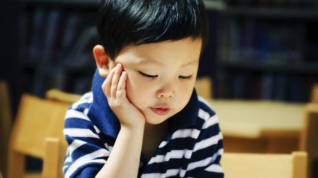 Niño estudiando inglés básico para niños de preescolar
