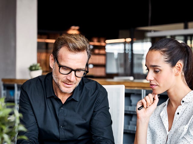 Dos adultos platicando en una clase privada de idiomas