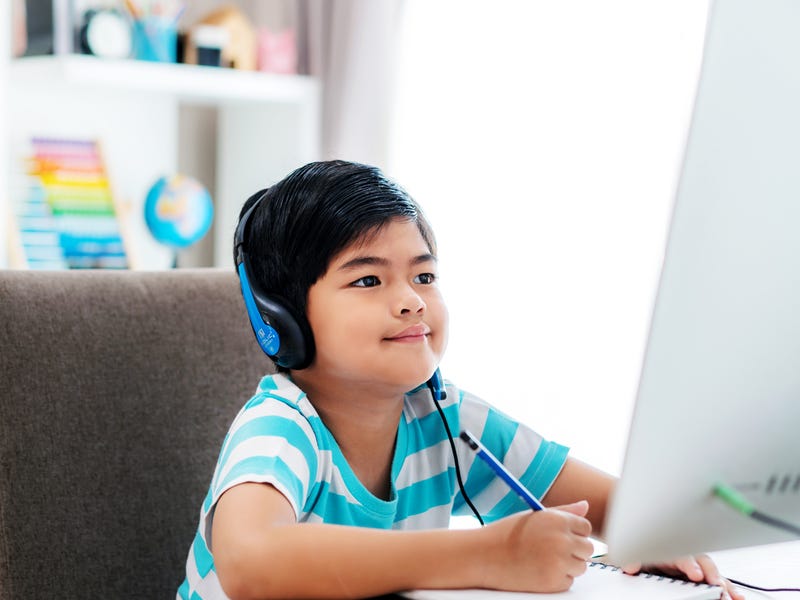 Niño estudiando los mejores lenguajes de programación para niños