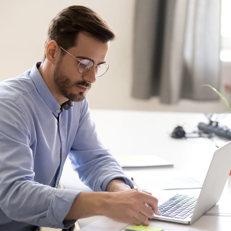 Hombre haciendo un presupuesto anual