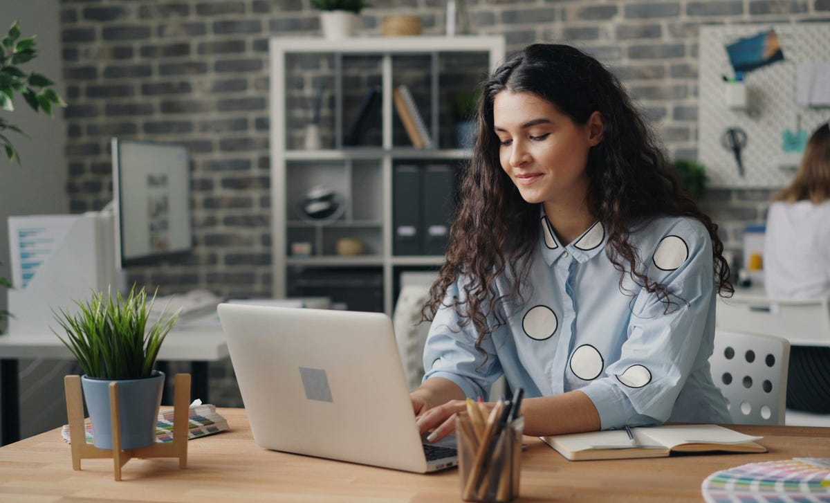 Chica estudiando con la plataforma de Berlitz para el examen TOEFL.