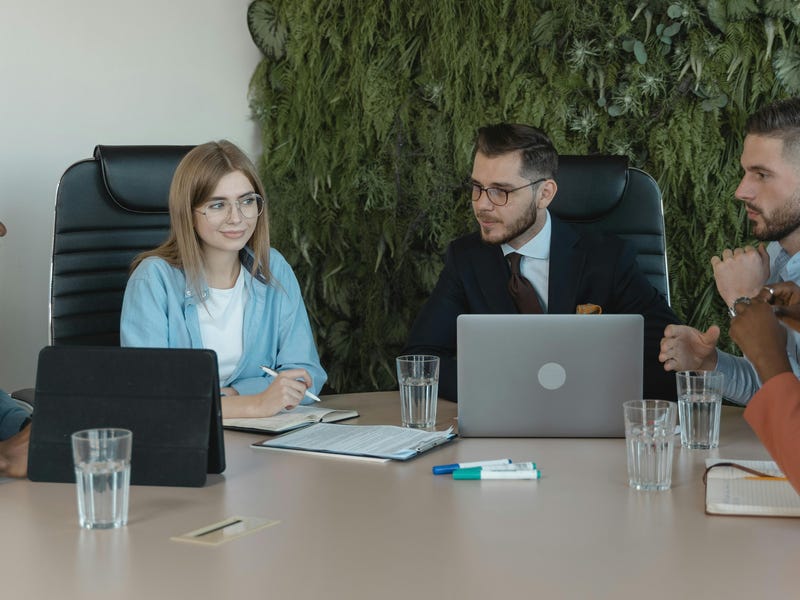 Equipo estudiando métodos ágiles.