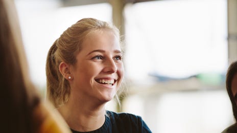 Mujer estudiando inglés para jóvenes