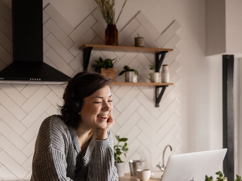 Mujer estudiando palabras difíciles en ingles