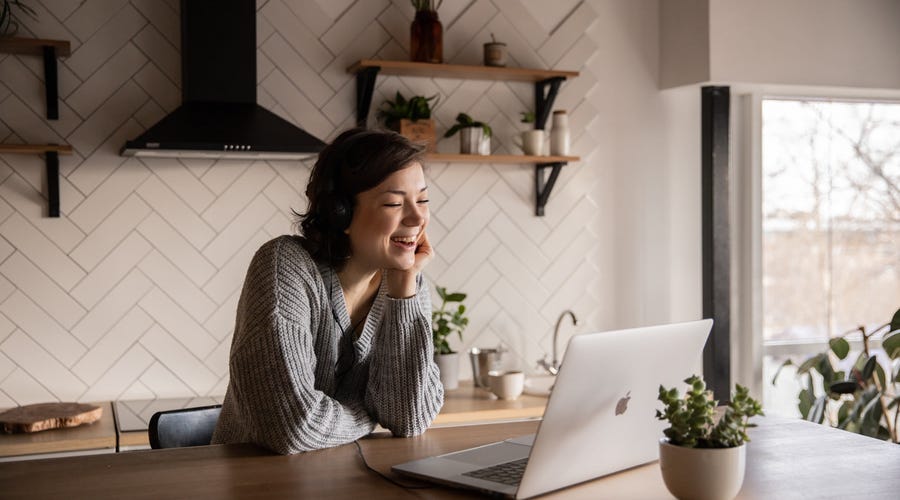 Mujer estudiando palabras difíciles en ingles