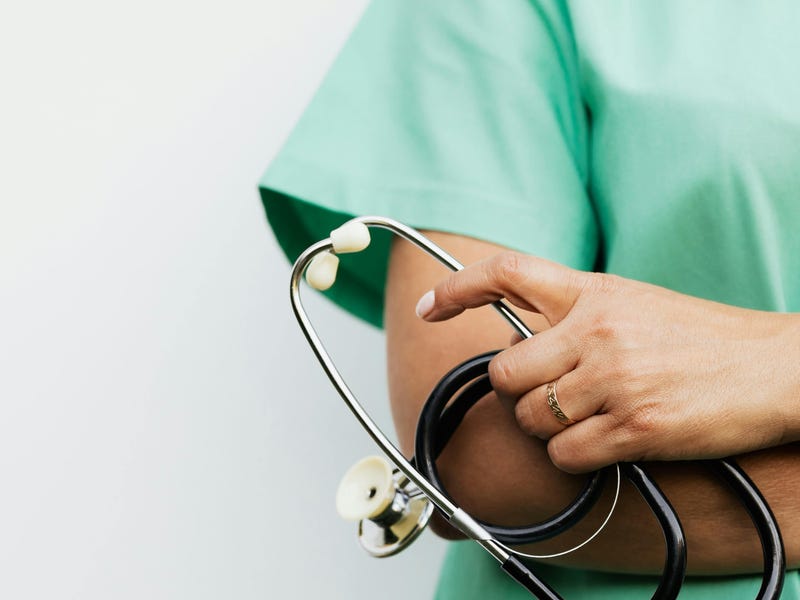 Mujer enfermera feliz porque ha logrado un trabajo en Alemania.