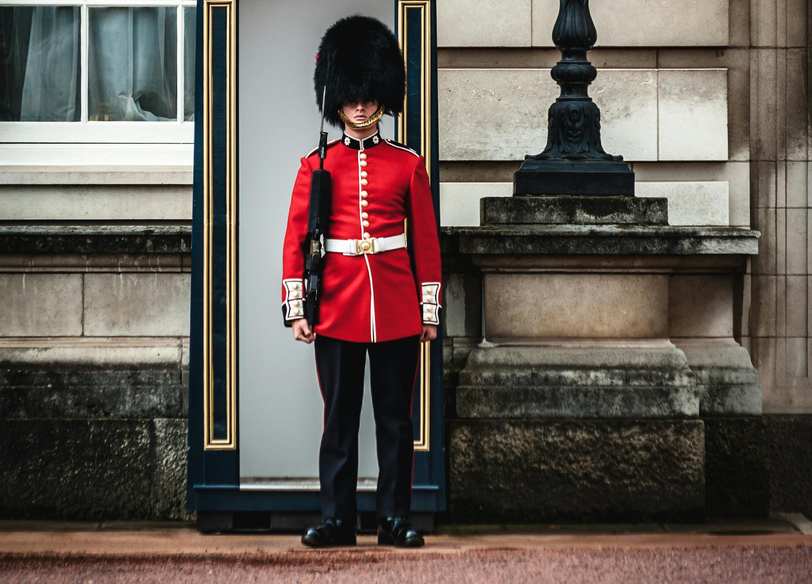 Soldado_inglés_que_representa_las_tradiciones_de_la_cultura_inglesa.jpg