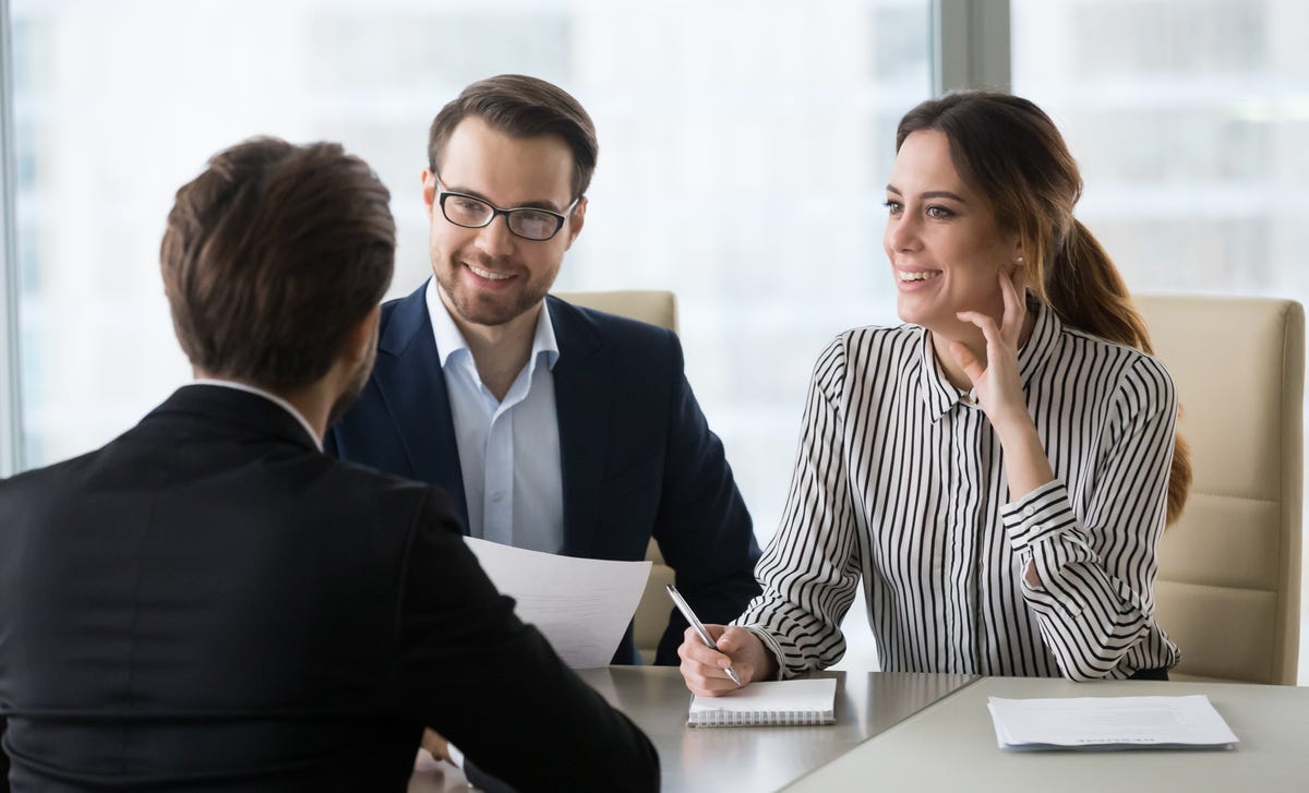 Mujer viendo un perfil profesional