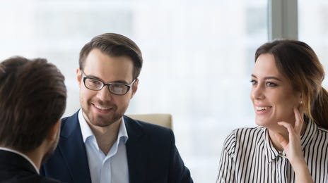 Mujer viendo un perfil profesional