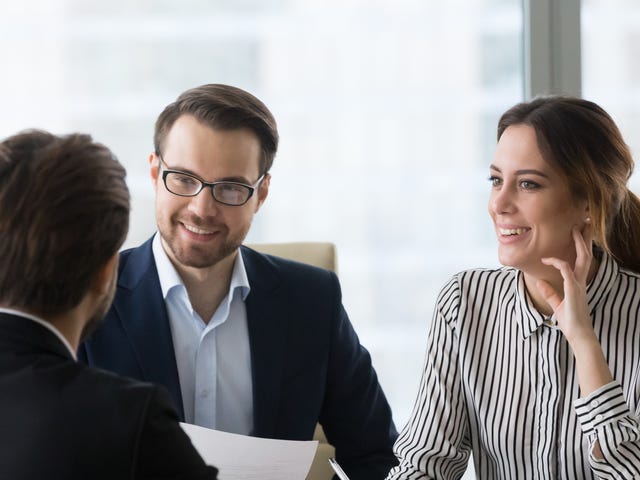 Mujer viendo un perfil profesional