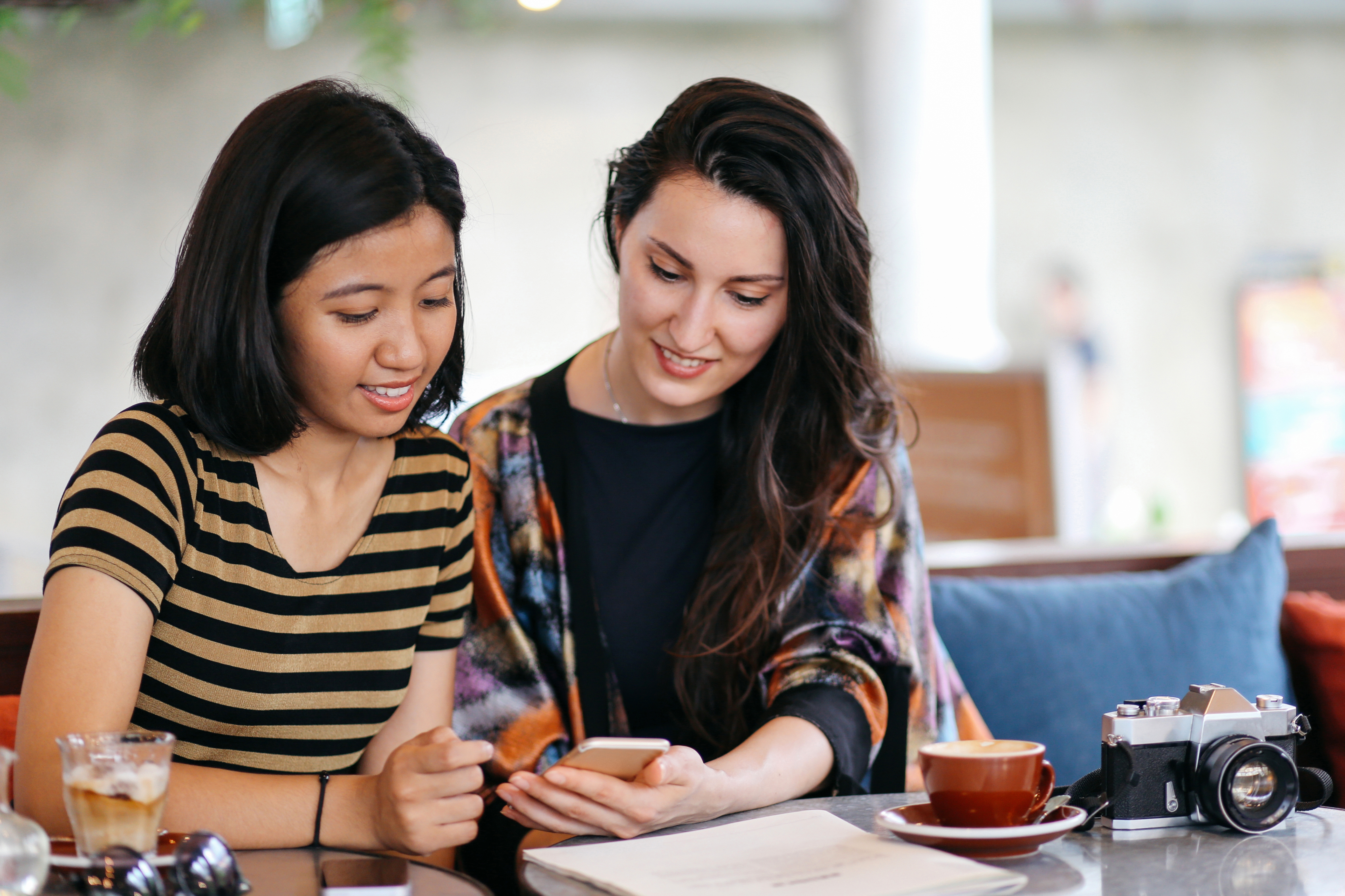 Mujeres aprendiendo alemán básico