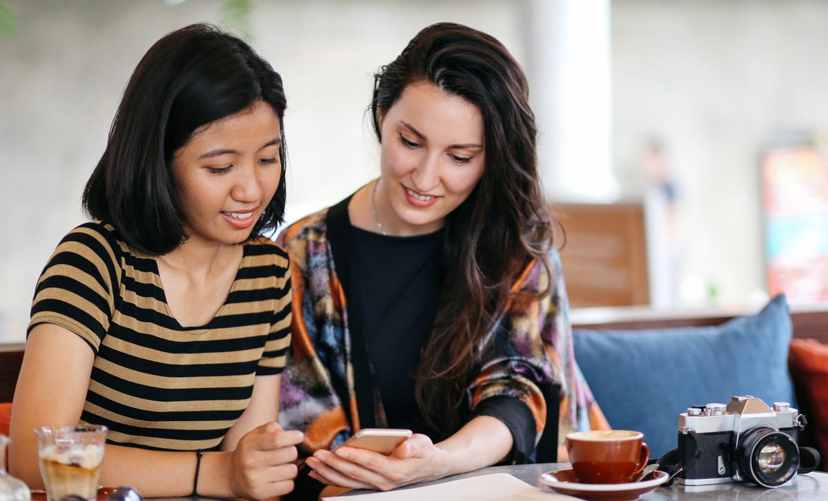 Mujeres aprendiendo alemán básico