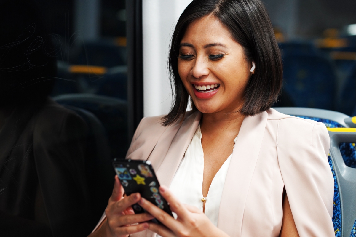 Mujer hablando de los descuentos de Berlitz México