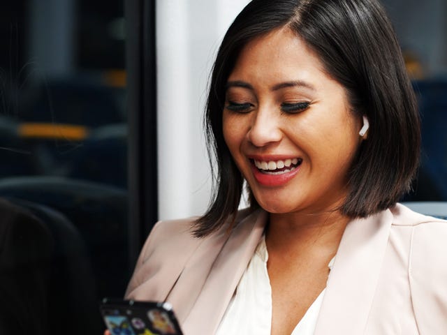 Mujer hablando de los descuentos de Berlitz México